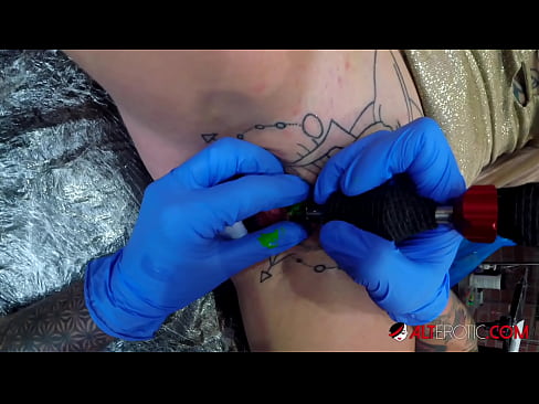 ❤️ Sully Savage oo aad u tattooed ayaa Kintirkeeda ku sawirtay tattoo ️ Muqaal dabada %so.verhentai.ru ️❤